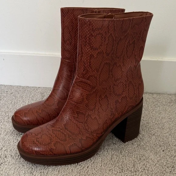 Universal Thread Brown Snake Print Ankle Boots - Size 9 - Picture 2 of 8